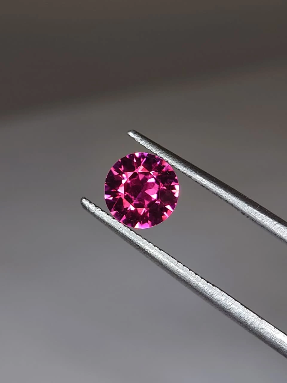1.3ct Round Brilliant Faceted Malaya Garnet from Tanzania — view 3